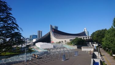 東京の青天で世界を迎える