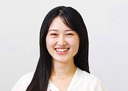 マーケティング部 佐野 彩｜写真